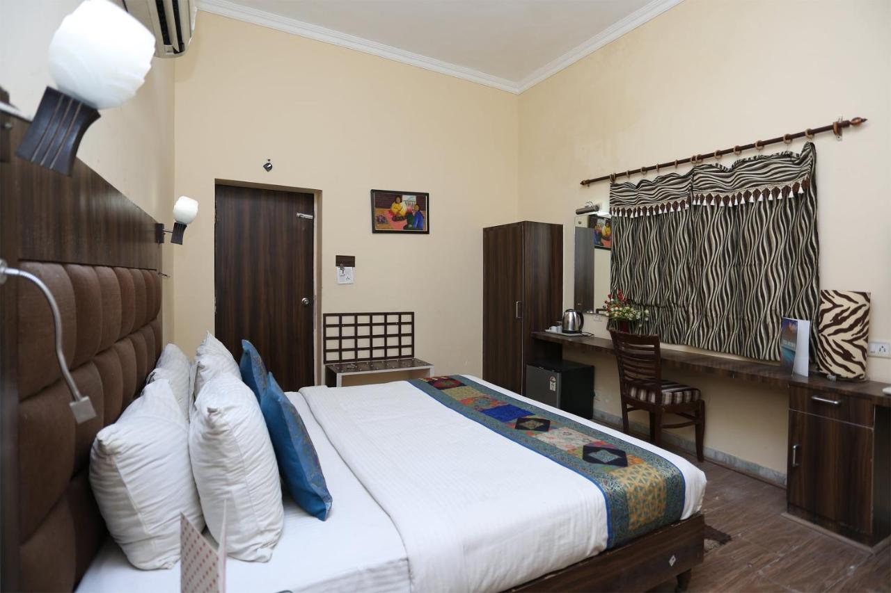 Hotel Oyo Flagship The Marc Blu Tājganj Esterno foto