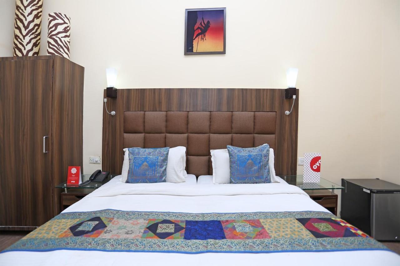 Hotel Oyo Flagship The Marc Blu Tājganj Esterno foto