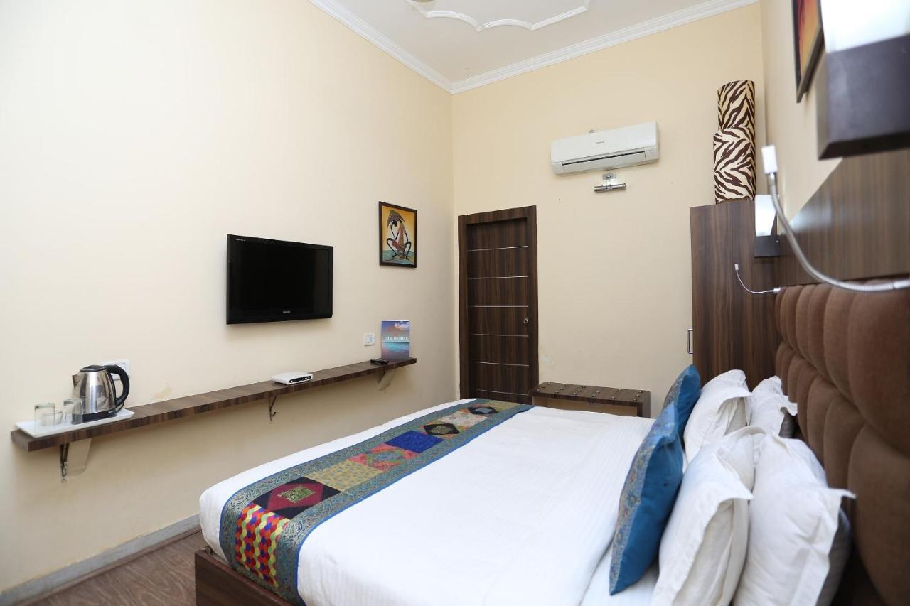 Hotel Oyo Flagship The Marc Blu Tājganj Esterno foto